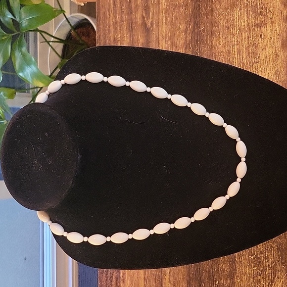 Vintage White Necklace - Picture 1 of 5